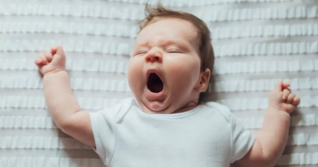 Faut-il coucher son bébé trop tôt-min