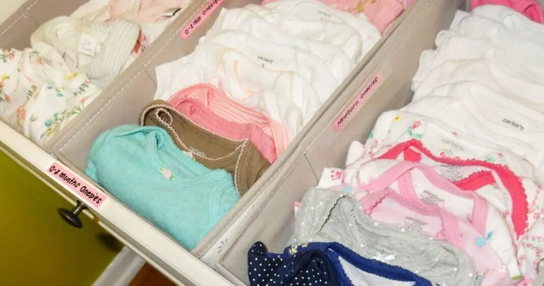 10 Astuces brillantes de rangement des affaires bébé-min