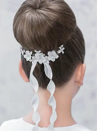 Le chignon haut avec accessoire