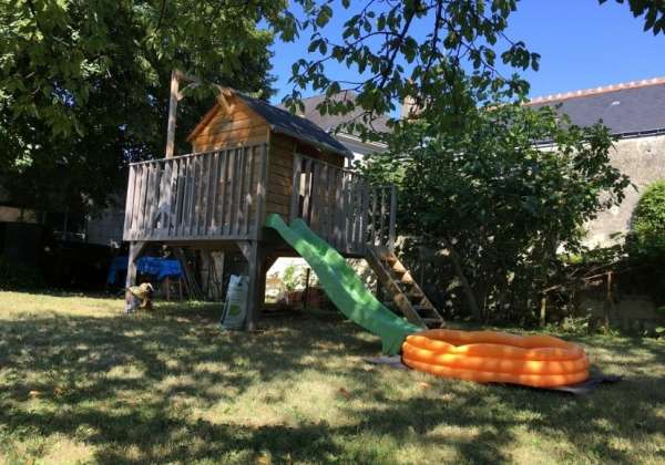 Une maisonnette avec toboggan