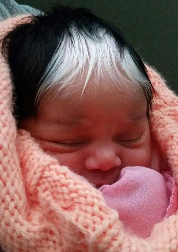 Un-bebe-est-ne-avec-des-cheveux-blancs_2-1-min