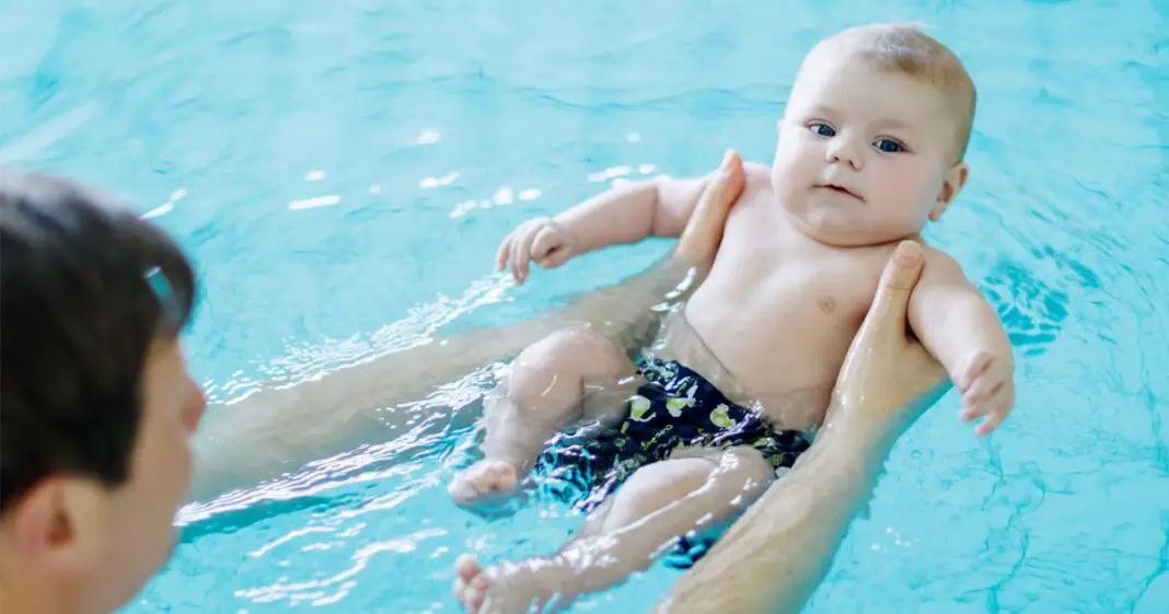 Première baignade bébé-min