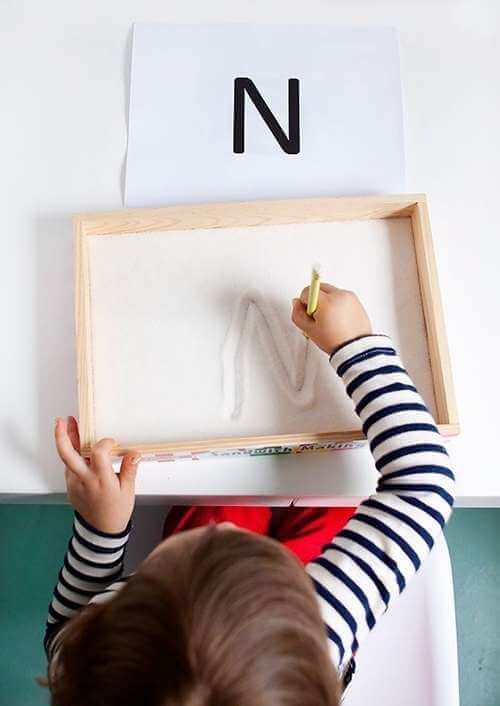 bac à sable pour pratiquer lécriture de lettres-min