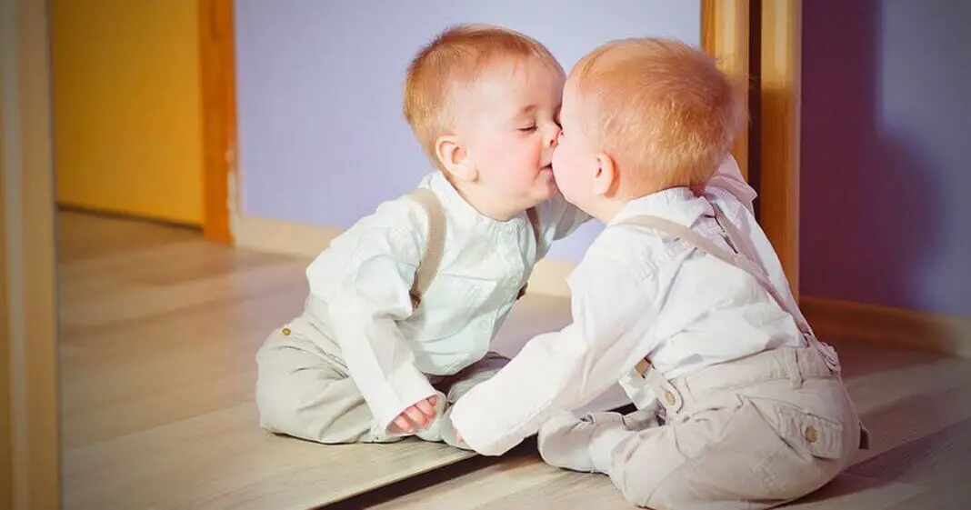 Le stade du miroir chez le bébé-min