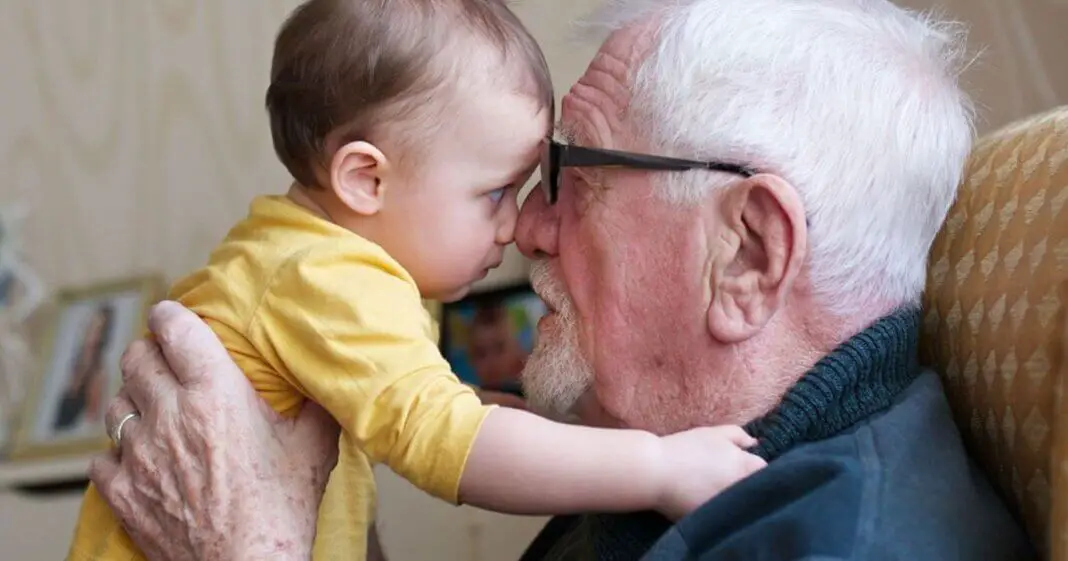 Les prénoms de nos grands-pères que nous aimons donner à nos petits garçons-min