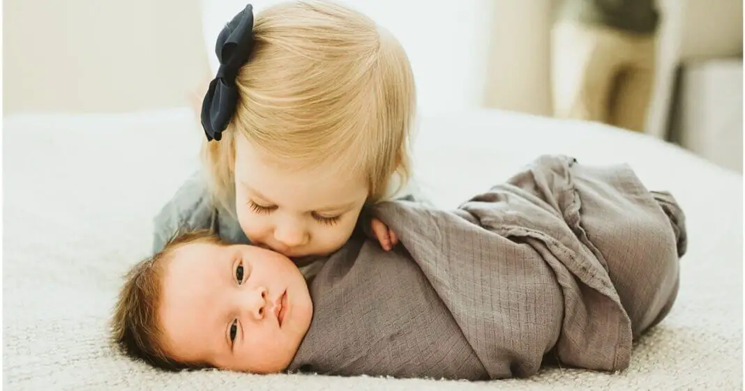 20 combinaisons de prénoms féminins pour une fratrie réussie et assortie-min