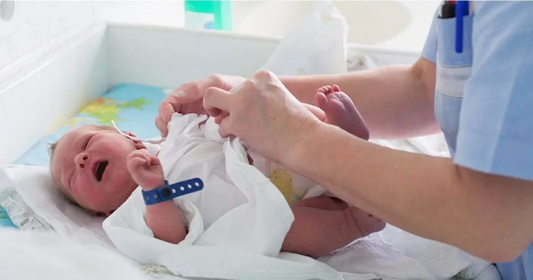 Comment se déroulent les nuits de maternité avec bébé-min