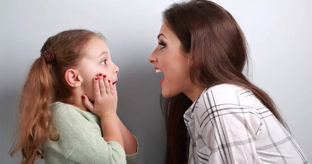 Mère d'une fille unique qui dénonce la pression d'avoir un deuxième enfant-min