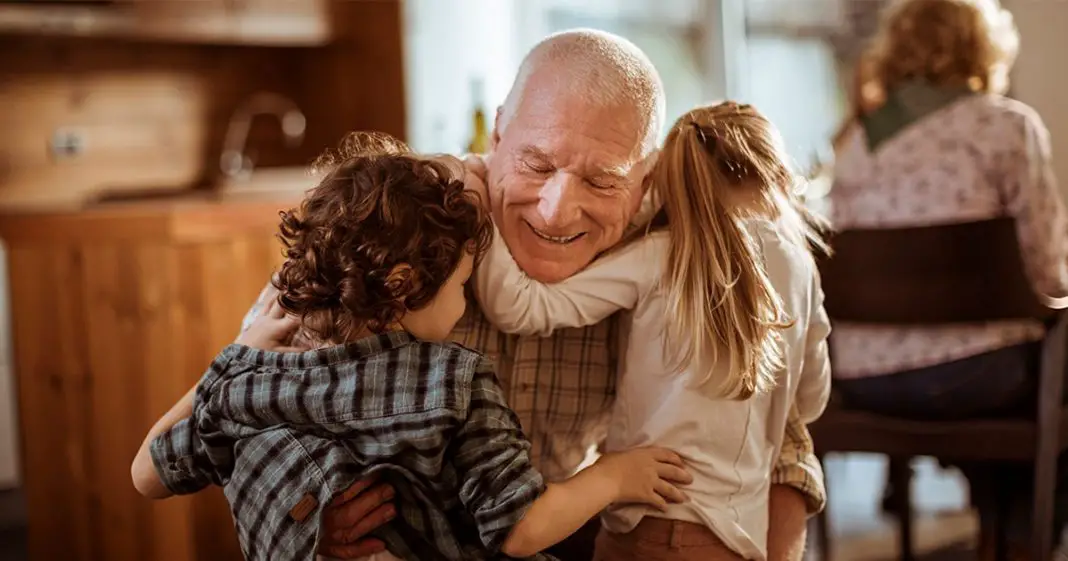 Une maman a refusé à ses beaux-parents de forcer sa fille à les serrer dans ses bras-min