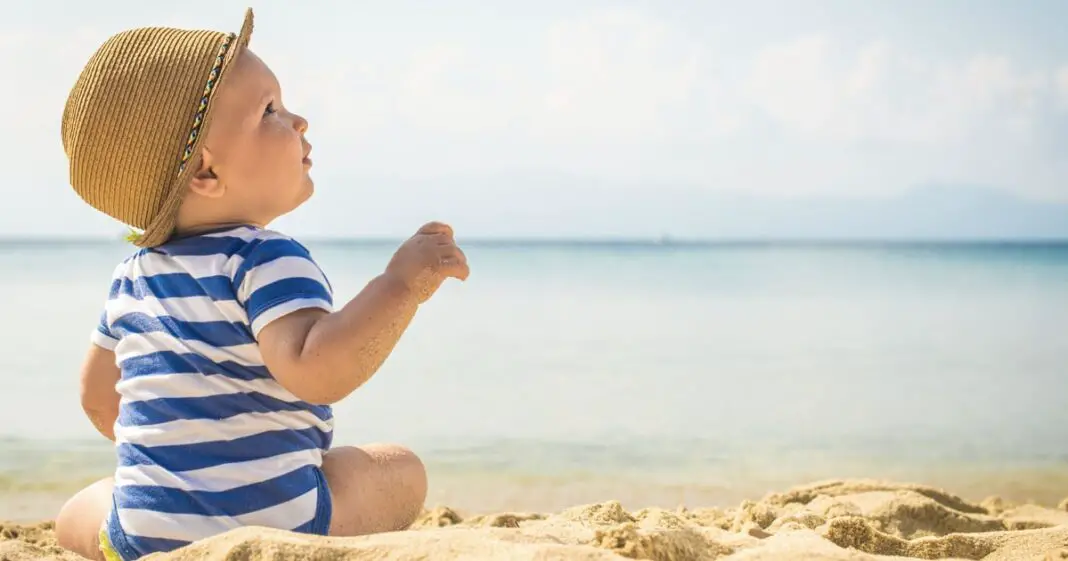 Comment habiller votre bébé quand il fait chaud-min