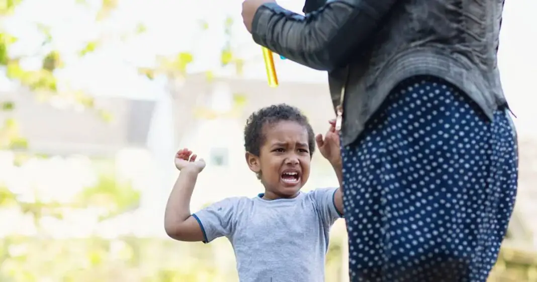 Mon enfant me tape, que dois-je faire-min