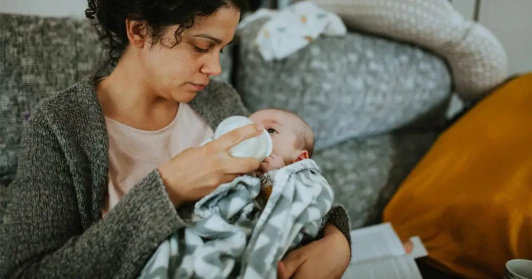 Réveiller le bébé pour le nourrir-min