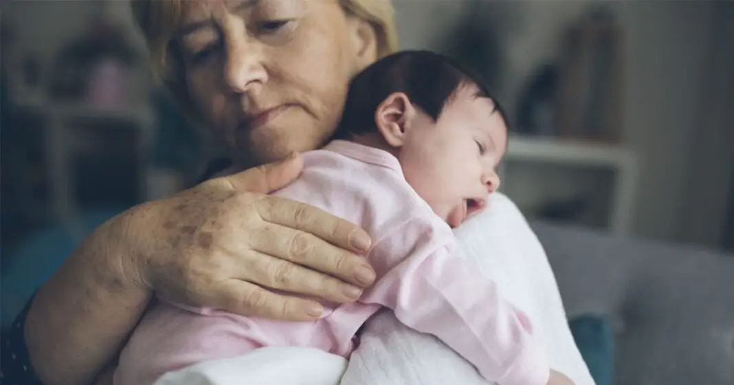 Sa mère ne veut pas être nounou à plein temps pour son enfant, une jeune maman très contrar-min