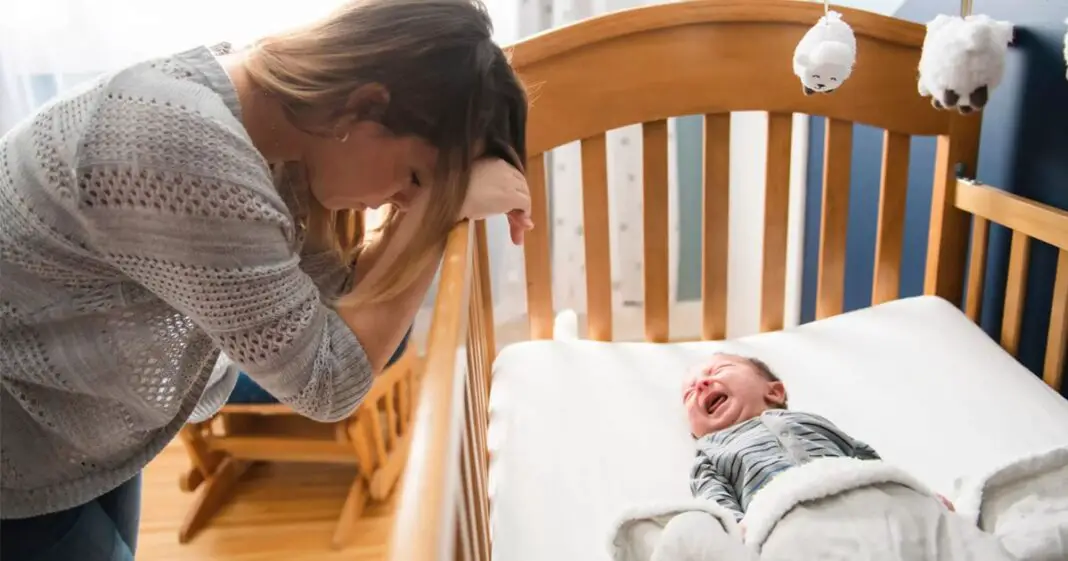 Une jeune mère avoue qu'elle est en colère contre son mari-min