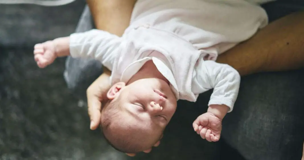 Est-il bon ou mauvais de bercer un bébé pour lendormir-min