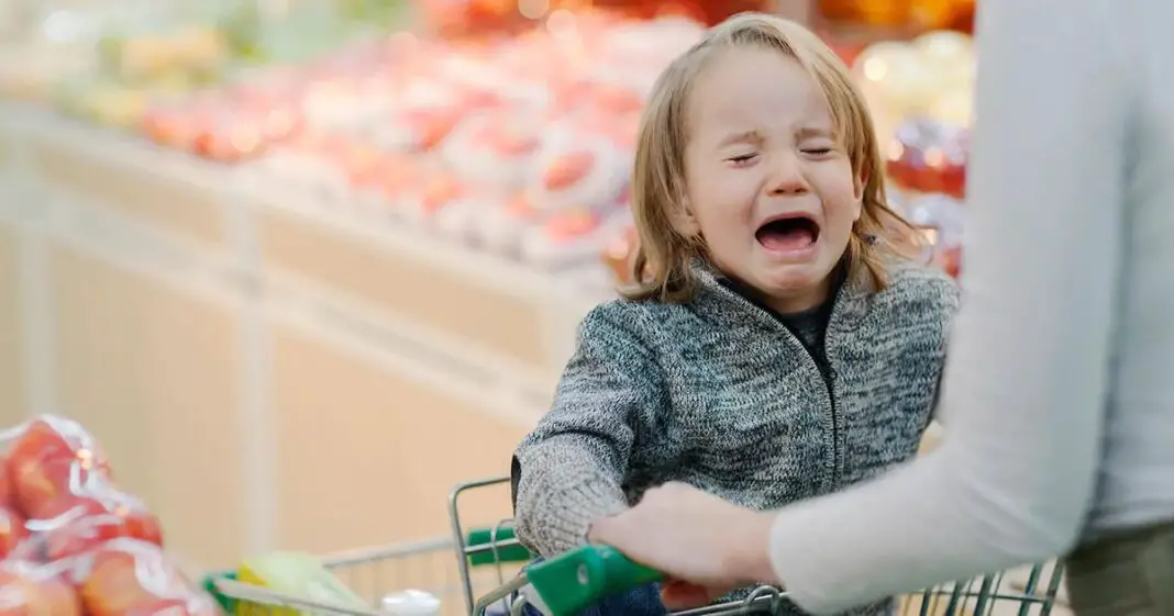 Mon enfant fait des crises de colère en public, comment dois-je réagir-min