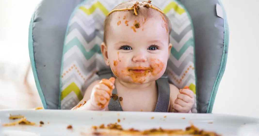 Faut-il permettre aux bébés de manger avec leurs doigts-min