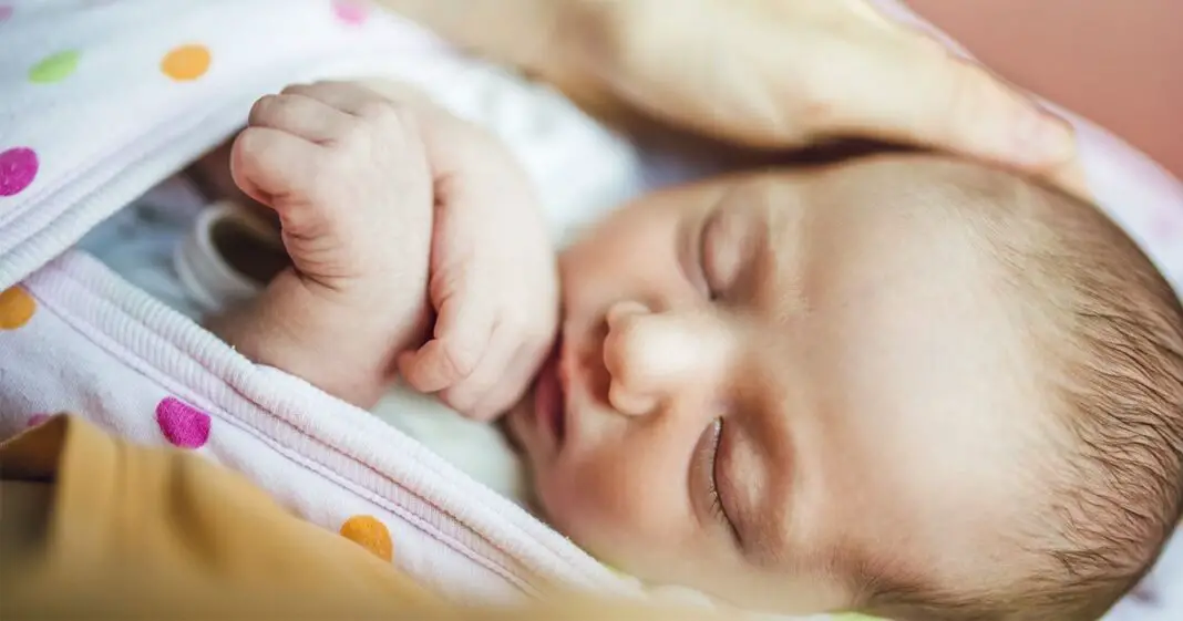 20 Prénoms de petites filles aux sonorités douces et joyeuses-min