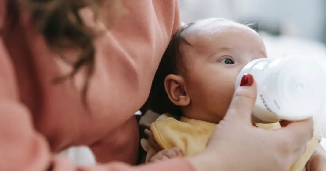 Comment reconnaître les signes de la faim chez bébé-min