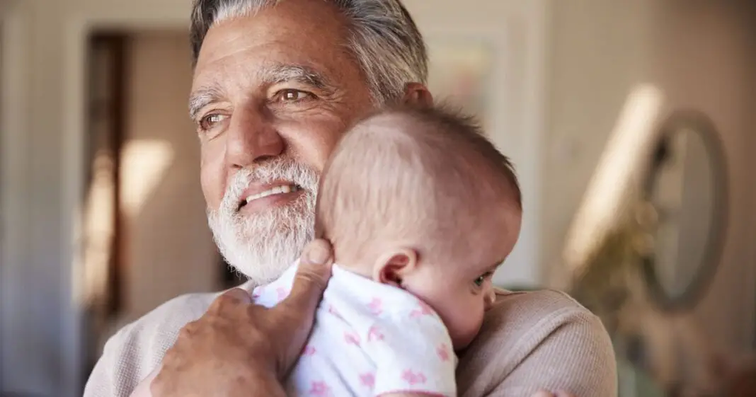 La première nuit de bébé chez Papi et Mamie-min