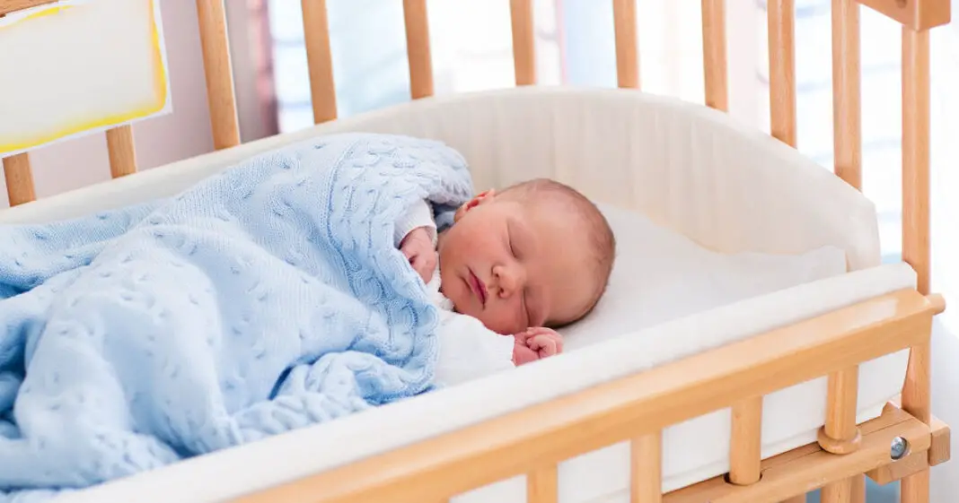 3 astuces de pro pour poser bébé au lit une fois qu'il dort (sans le réveiller)