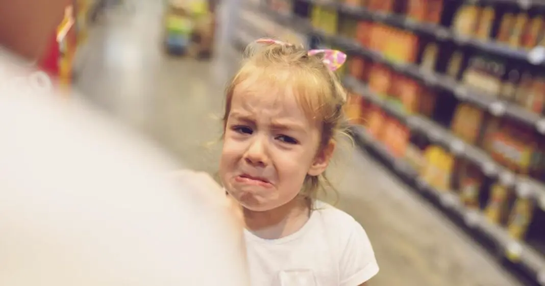 Mon enfant fait une crise de colère et demande un paquet de bonbons, alors que faire-min