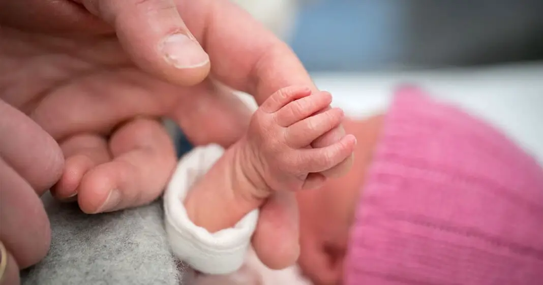 Pourquoi vous devez parler aux bébés prématurés