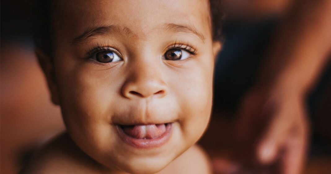 20 idées de prénoms pour petits garçons qui signifient la beauté-min