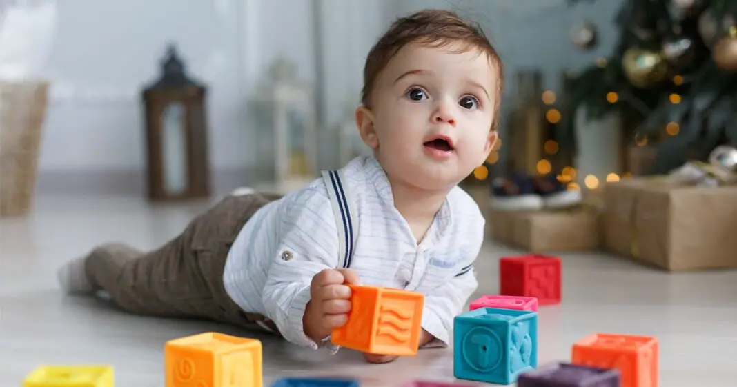 Les bienfaits de jouer au sol pour votre bébé-min