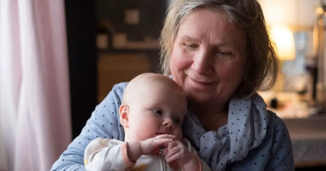 L'importance de la grand-mère maternelle pour l'enfant-min