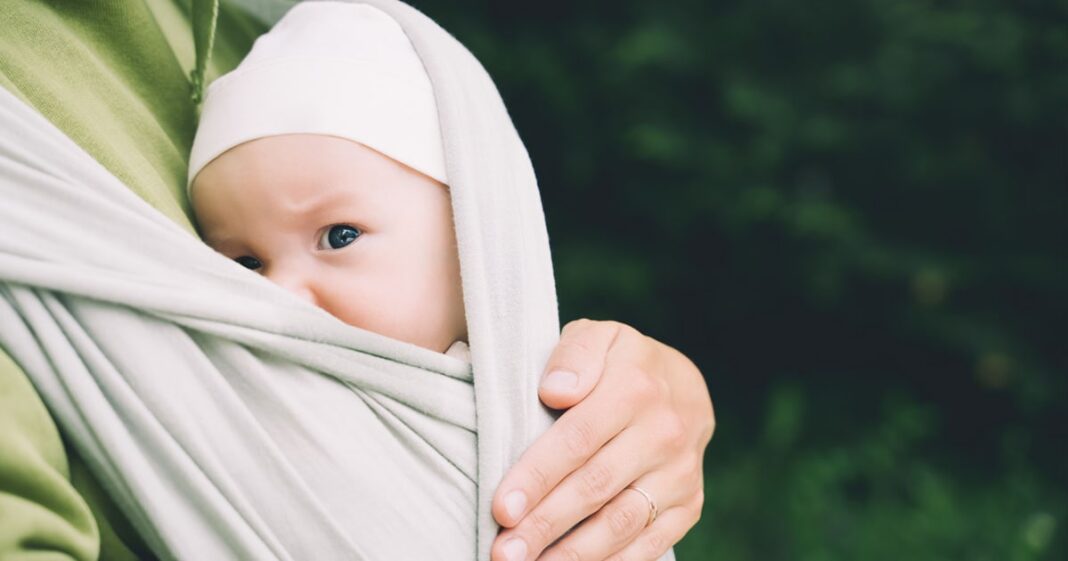 Portage Est-il conseillé de porter souvent bébé dans les bras-min