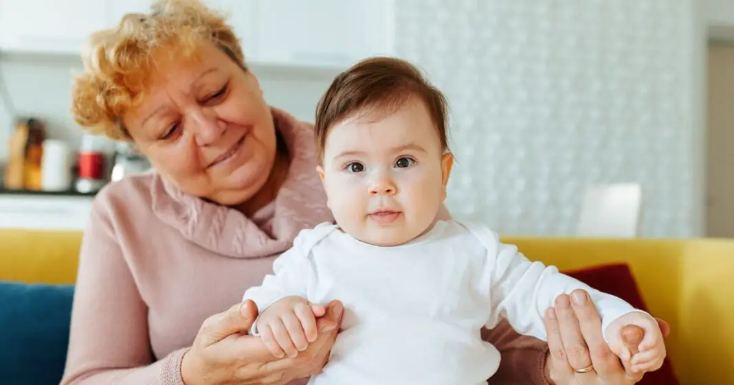 Sa mère refuse d'être la nounou à plein temps de son enfant, une jeune maman très contrariée-min