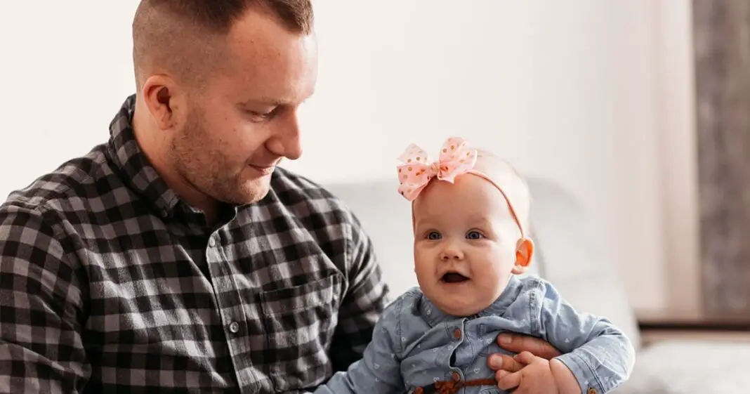 Un papa donne le même prénom à ses deux filles-min