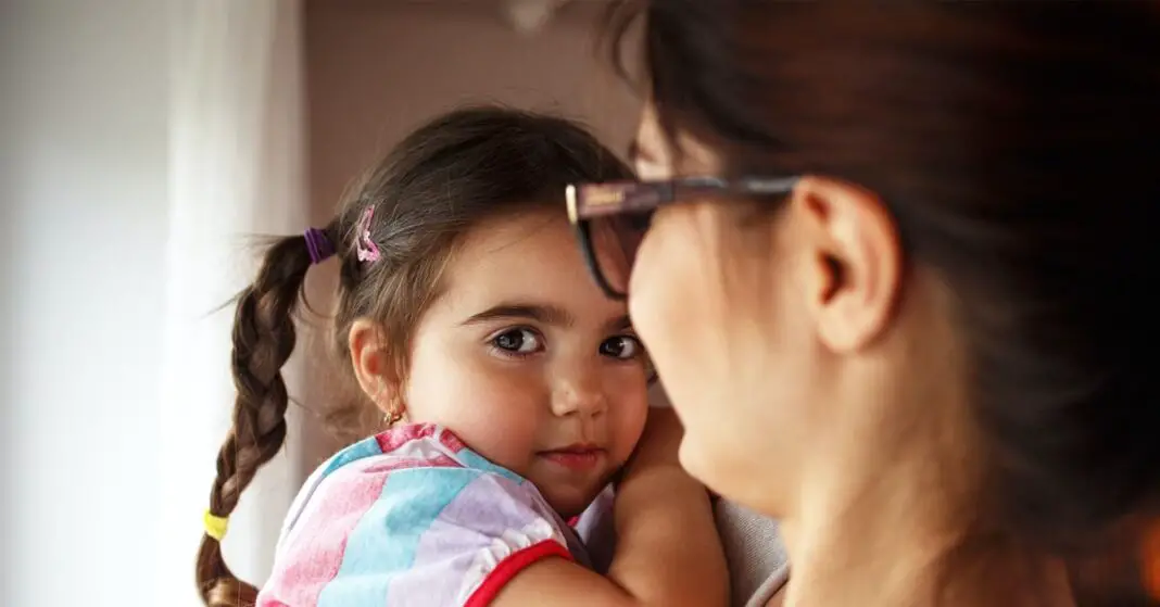 Voici comment aider un enfant hypersensible pendant une crise de colère-min