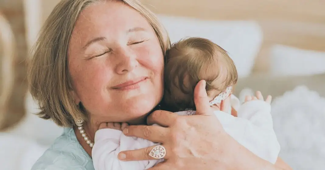 Être grand-mère, c'est une petite bulle de bonheur pur et simple-min