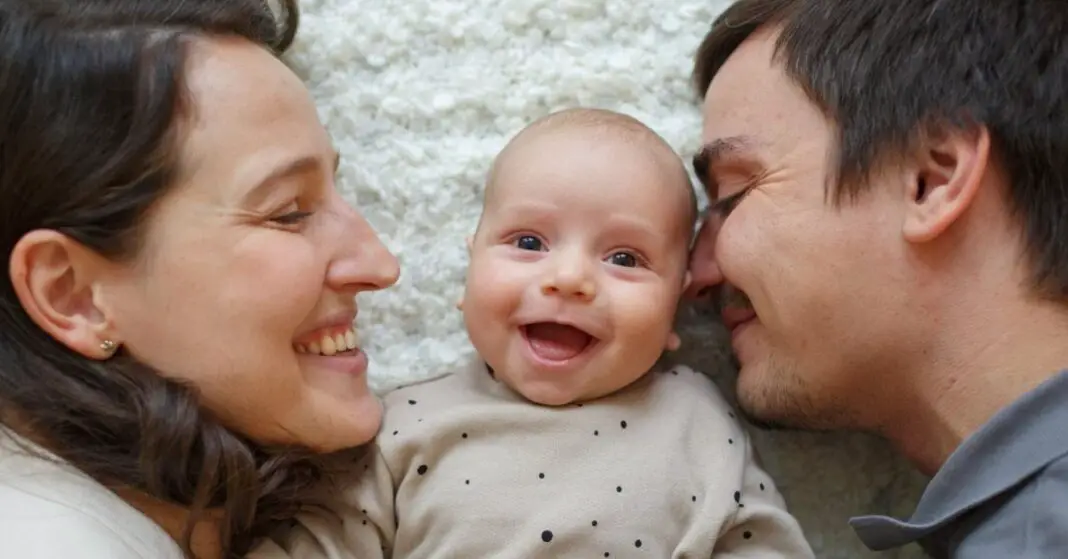 7 signes qui prouvent que votre bébé vous aime-min