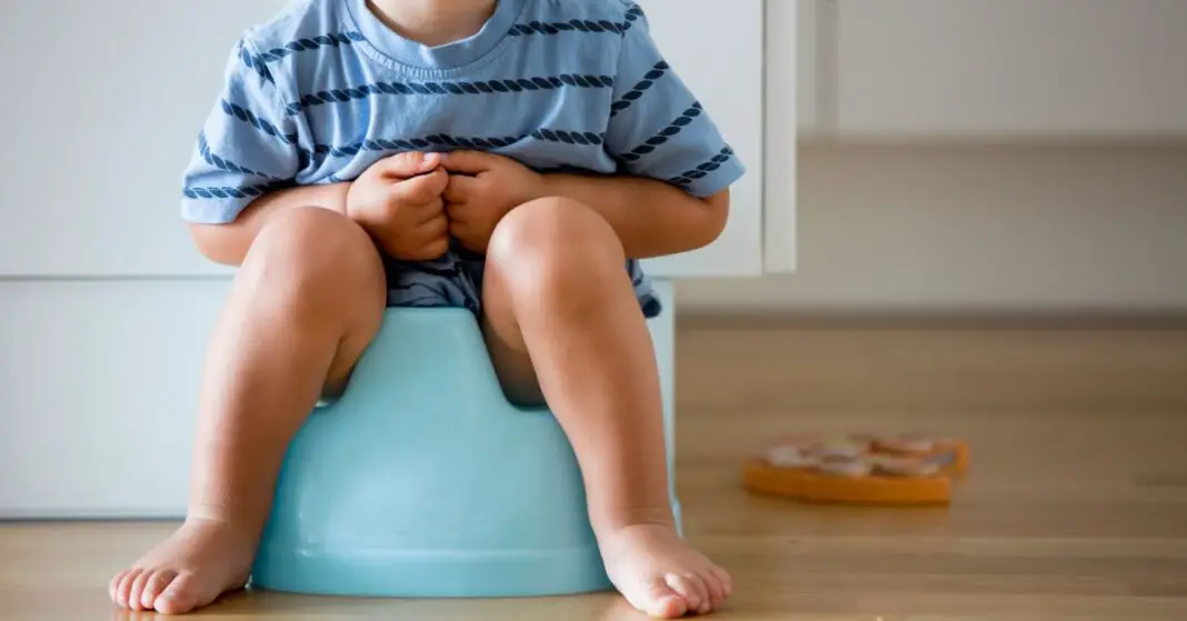 Quand bébé refuse d'aller sur le pot, que faire alors-min