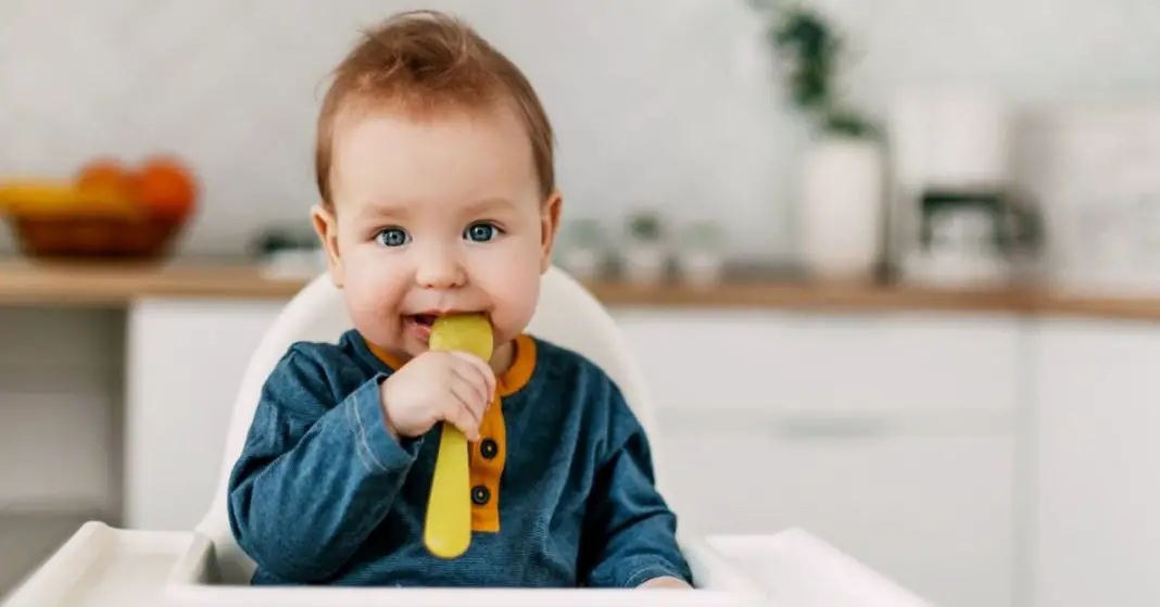 Connaître les étapes de l’apprentissage du bébé de 0 à 12 mois-min